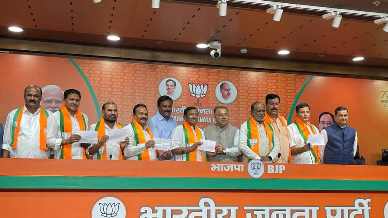 Four BRS leaders, one from Congress join BJP in Delhi
